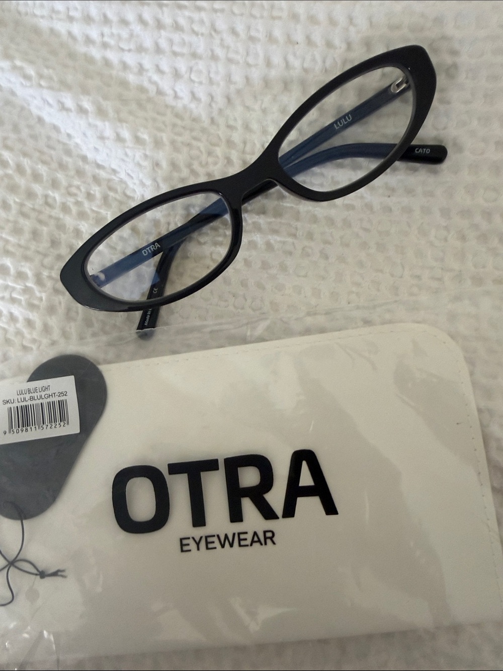 OTRA Women's Black Oval Reading Glasses - Sleek Black Frames